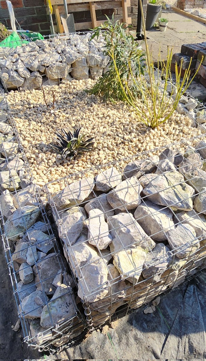 This weekend has started off with more landscaping, this time a fairly large gabion planter with dove grey quarried rock from <a href="/MainlandAggsLtd/">Mainland Aggregates</a> and Cotswold chippings from <a href="/Huws_Gray/">Huws Gray</a>