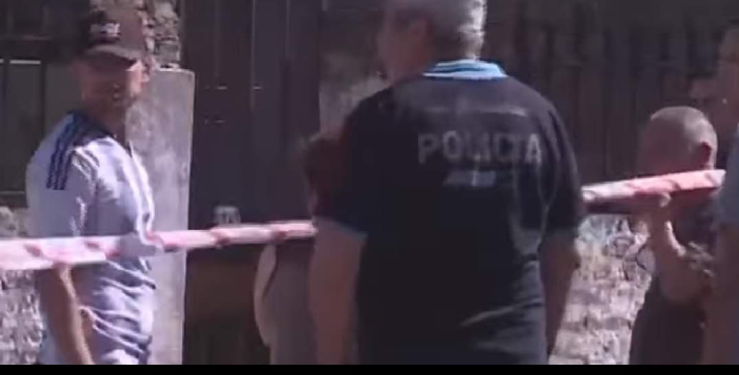 martinezmerce18's tweet image. 🚨⚠️ Atención ‼️‼️‼️
#LaMatanza

🛑DOS ABUELOS FUERON ASESINADOS EN CASANOVA 
DELINCUENTES INGRESARON LOS MANIATARON Y PRENDIERON FUEGO

BASTA DE MATAR
HAY QUE SALIR A LAS CALLES !!!

LA ZARZA Y AV CRISTIANIA BARRIO #SanAlberto 
LOS VECINOS EN PIE DE GUERRA‼️‼️‼️