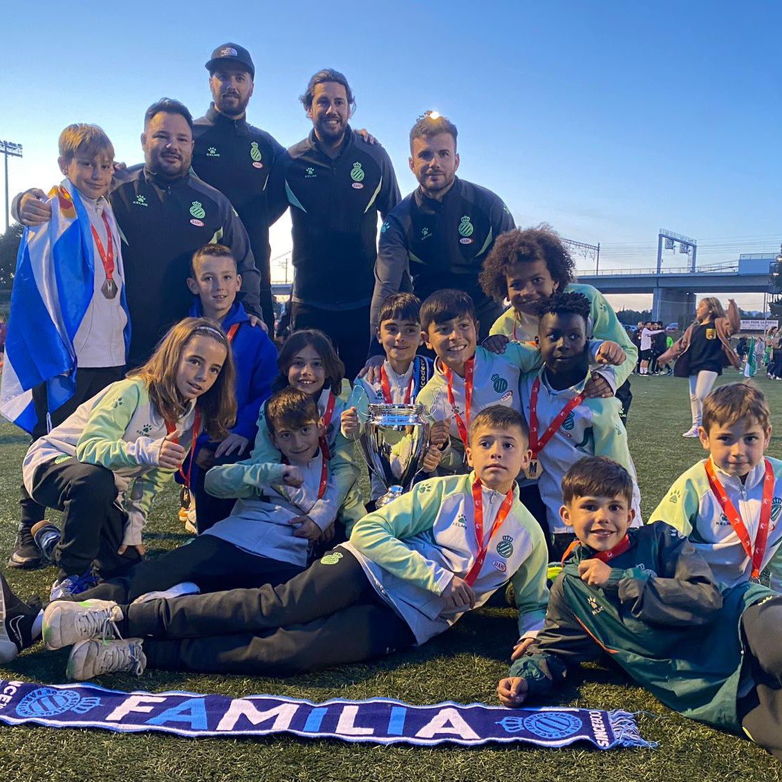 🏆 CAMPIONS DEL MUNDIALITO🏆
El Benjamí A ha guanyat la final al Sporting de Lisboa per 3 a 1!
💙 Enhorabona, equip!
#RCDE | #planterRCDE