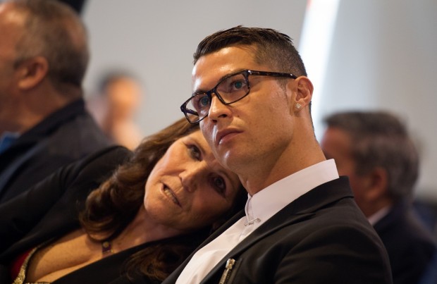 Un journaliste demande à Cristiano Ronaldo :

« Pourquoi ta mère vit-elle encore avec vous ? Pourquoi ne lui construisez-vous pas une maison ? »

Cristiano Ronaldo répond :

« Ma mère m'a élevé et m'a consacré sa vie. Elle avait l'habitude de dormir affamée, juste pour me