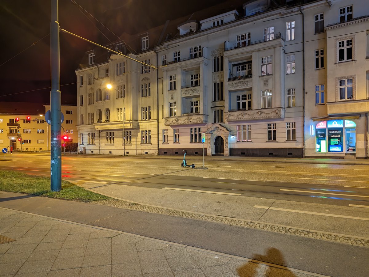 aufgeraucht's tweet photo. Immerhin steht der E-Roller nicht mitten auf dem Gehweg. 😎 https://t.co/TZQf224q5n