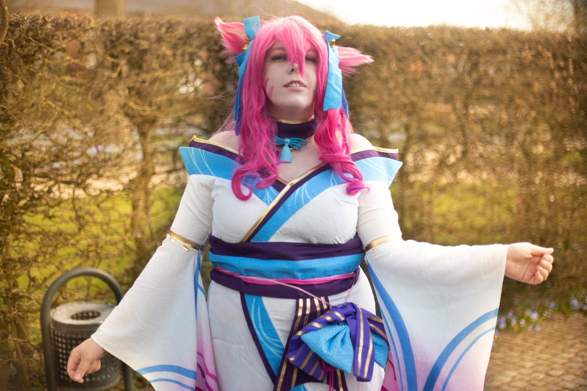 RizzyBerrycos's tweet photo. Last pile
#ahricosplay #spiritblossom #cossplay #LeagueOfLegends @riotgames @LoLGermany
@LoLUKN #gamecosplay https://t.co/3Jb2CYTex6
