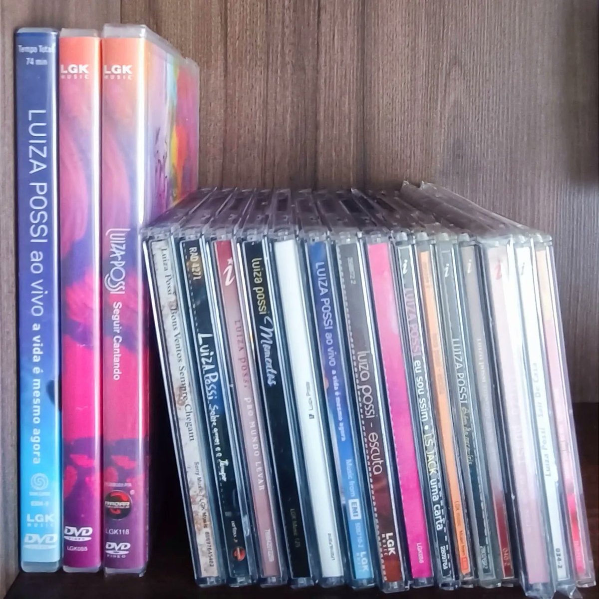 LuizaPossi4Us's tweet photo. #Sabadou por aqui em clima de nostalgia e eu quero mostrar pra vocês a minha coleção!  Agora me conta: O que você coleciona? 

#luizapossi #luizapossi4us #CDS #coleção #itemdecolecionador #colecionador #singles #sabadodealeluia #vigiliapascal #feriado #fds #remember https://t.co/j7HNqEU0yQ