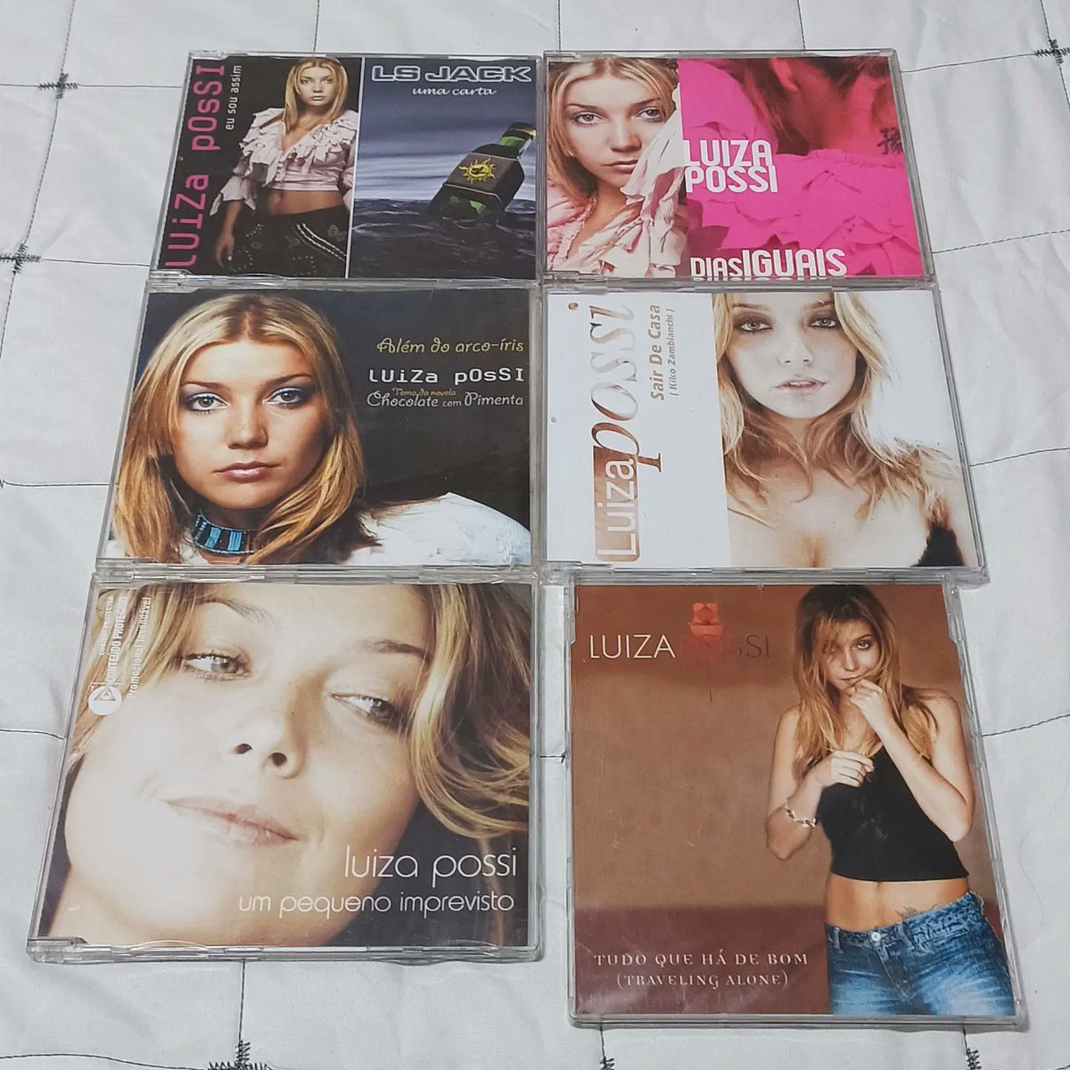 LuizaPossi4Us's tweet photo. #Sabadou por aqui em clima de nostalgia e eu quero mostrar pra vocês a minha coleção!  Agora me conta: O que você coleciona? 

#luizapossi #luizapossi4us #CDS #coleção #itemdecolecionador #colecionador #singles #sabadodealeluia #vigiliapascal #feriado #fds #remember https://t.co/j7HNqEU0yQ