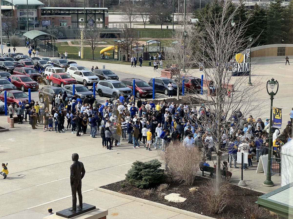 AdamMcCalvy's tweet photo. Fifty minutes before the gates open for the Giannis jersey giveaway. Never change, Wisconsin. https://t.co/bYTZeWLLn4