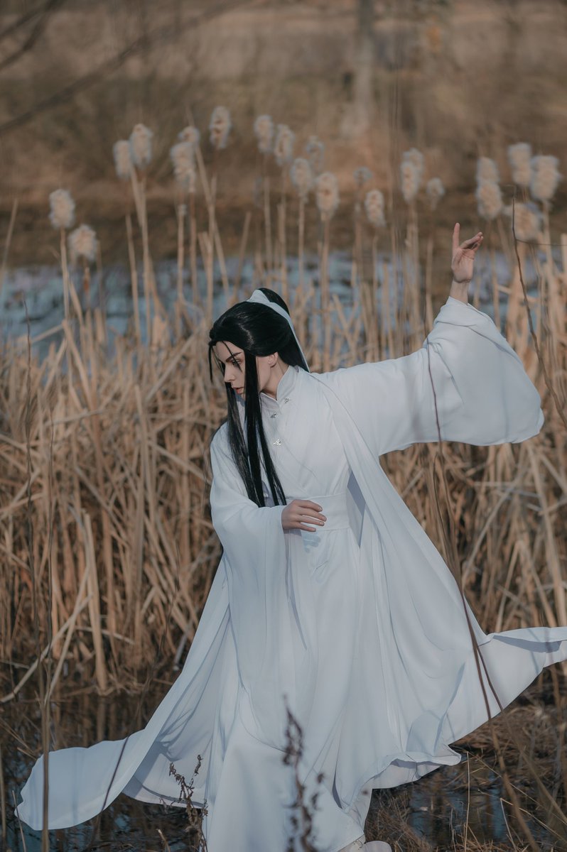 _hella_real's tweet image. "Chu Wanning wasn’t used to showing weakness in front of others.He had gone through this kind of pain many times before, and every time he had gotten through it on his own."

Photo by @TreeMasala
Cos, wig by @_Helg_
Special thnx to @lery_days
#erha #2ha #Chuwanning #immortality