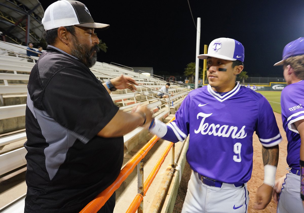 Edinburg Vela baseball coach finds out he’s somehow cancer-free days before surgery | #RGV
myrgv.com/sports/2023/04…