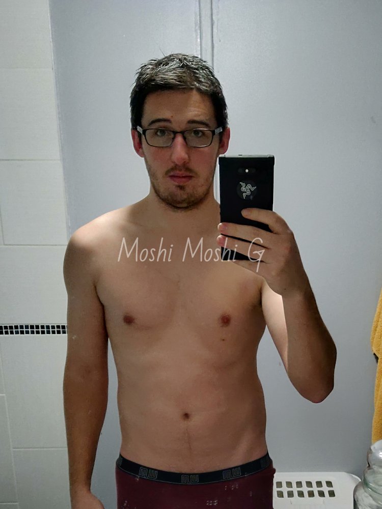 Moshi4U's tweet photo. Pas mal de sales putes en chaleur me l'ont demandé alors voilà ! 📷📸
Je suis ni le plus beau ni le plus sexy ni le mieux gaulé du groupe mais je suis sacrément hardcore (vous fiez pas à ma petite gueule innocente) ! https://t.co/ApEc219krt