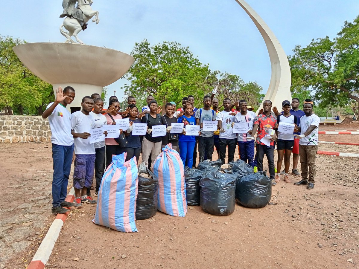 OumboukGenevive's tweet photo. Eh oui nous l'avons fait.À l'occasion de la Journée Internationale du #zéro #déchet à travers l'activité Ecojogging nous avons collecté😥14 196 déchets plastiques à Parakou en 03 heures.🇧🇯#Ecolotrip
#Ecojogging #GYBN #SachetHéloué #Benin #Togo #AEFAP #MJP #ONGReAgro #MCVDD https://t.co/XjkLcpqxIo
