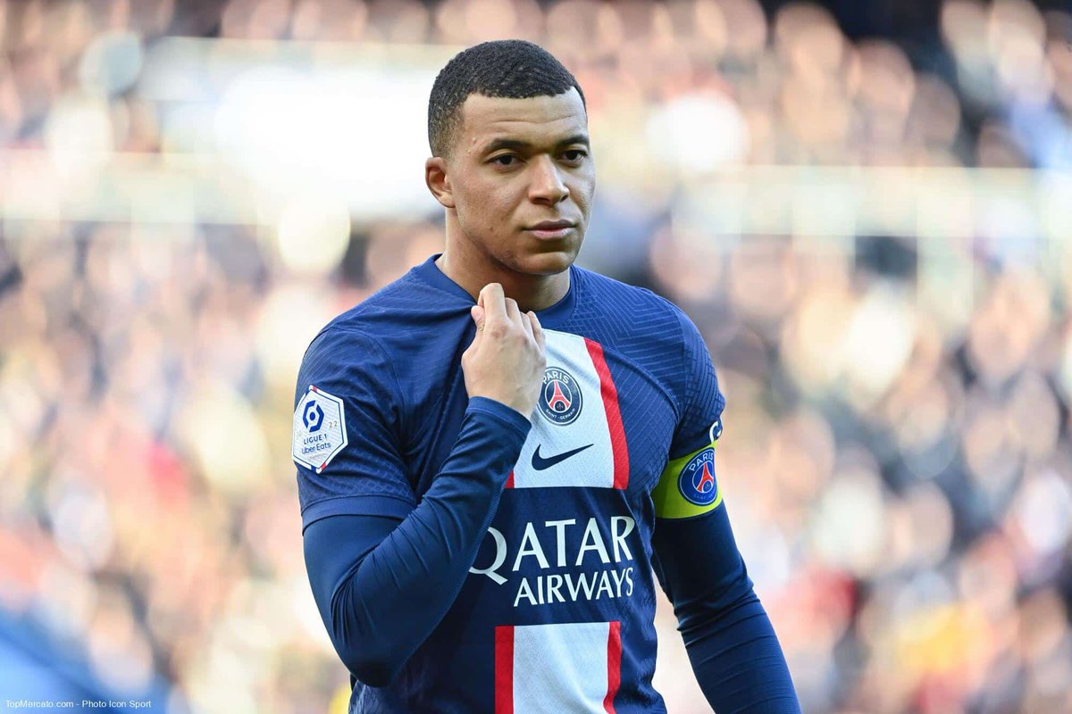 MediaParisien's tweet photo. Petite période de moins bien pour Kylian Mbappé, certes, mais il reste le meilleur joueur au monde et ce n’est pas 3 matchs sans marquer qui changeront ça. 

La Team PSG est derrière toi @KMbappe 🇫🇷🔥 https://t.co/jQJAGNTtGe