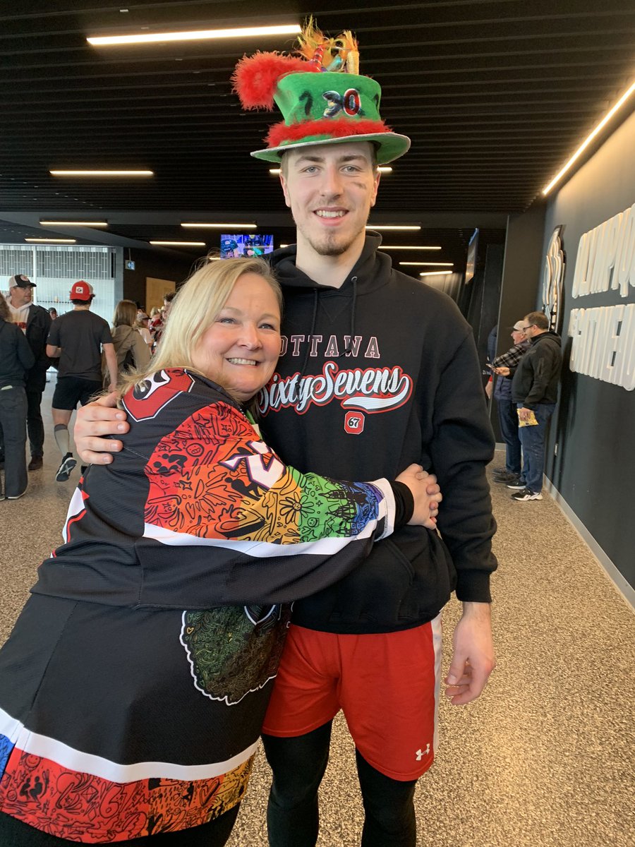 JenniferJDrew's tweet image. #JackieMoon in our family birthday hat #goodsport