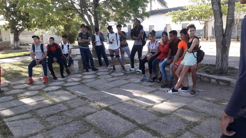 Estudiantes y trabajadores participan activamente en el día de la Defensa en nuestra institución.
#EducacionSanctiSpiritus 
#enseñanzatecnicaprofesional 
#CubaMined
<a href="/CubaMined/">MINED</a> 
@EnriqueMaiquel 
<a href="/YoslaineLago/">Yoslaine Lago Franci</a> 
<a href="/mansodiaz71/">Alexander Manso Díaz</a>