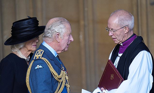 DailyMailUK's tweet image. Charles is at odds with Church of England over what role other faiths will play in his Coronation trib.al/KtMzs0v