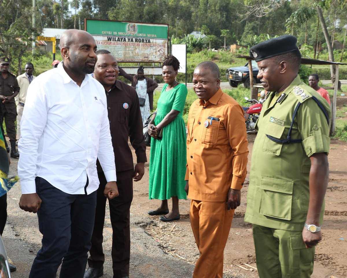 WizaraMNN's tweet photo. #RORYA: WAZIRI Masauni akisalimiana Kamanda wa Polisi Kanda Maalum Tarime Rorya, 
Godfrey Sarakikya, wakati alipokuwa anawasili Wilayani  Rorya Mkoani Mara kwa ajili ya kuzungumza na Wananchi katika Mkutano wa hadhara uliofanyika Kijiji cha Sota, leo Jumamosi Aprili 8, 2023. https://t.co/soc4I4NljV