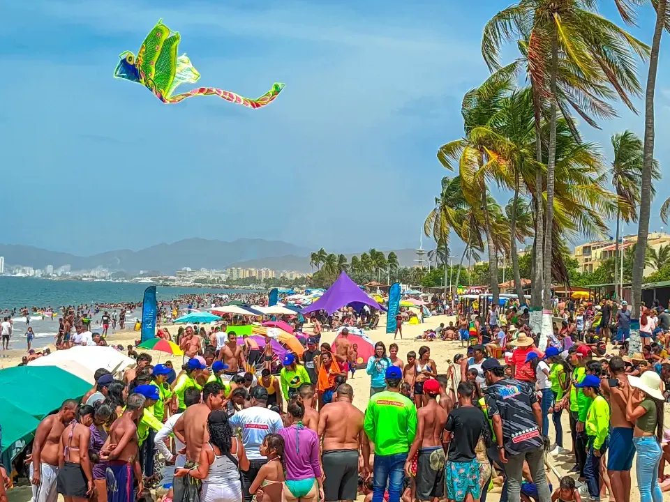 CoranzturVen's tweet photo. Este #8ABR #PlayaLosCanales reportó una masiva asistencia de temporadistas que disfrutaron de actividades recreativas y deportivas para toda la familia a cargo de la Mesa de Recreación para el Vivir Bien✅ @luismarcanos @frankvalerap https://t.co/kJKUuqGX3s