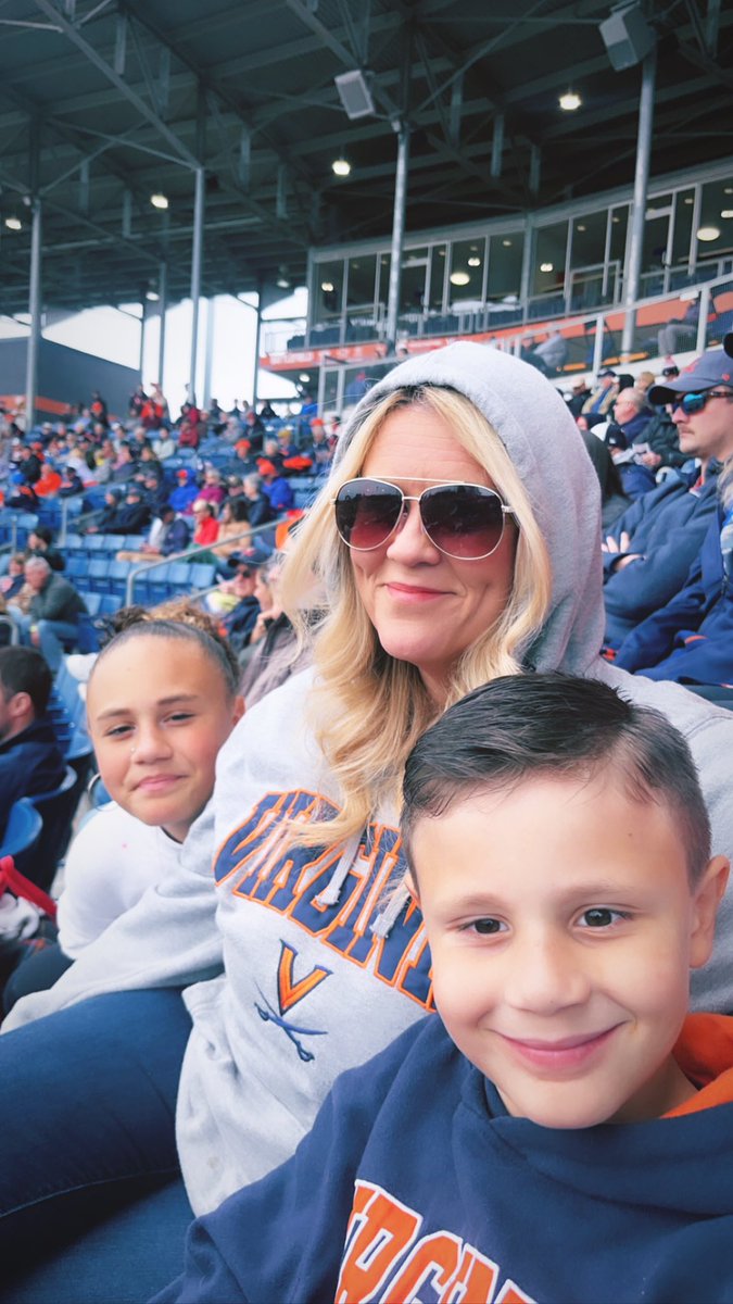kwilkeee's tweet photo. A little chilly but #hoossmiling and those bats are hottt!🔥
#familyfun #uvabaseball #GoHoos https://t.co/Gj0jR3m1ht