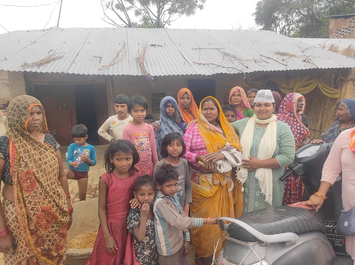 नगर पंचायत खागा में  महिला अध्यक्ष अंशु प्रभा व रत्नेश रत्ना ने लोगो से मिलकर अपनी बात कही और लोगो का आशीर्वाद  लिया,  दिल्ली व पंजाब के विकास कार्यों को बताया। व झाड़ू पर वोट देने को कहा।
