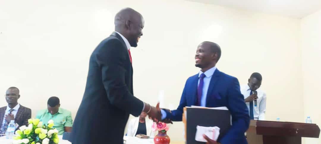 AcholiStudents's tweet photo. #ASUpdate:
Rwot me AGUSA (@AcoliGulu), ladit Otukene Boniface tin omiyo tela bot wonkom manyen, Rwot Komakech William. Wapwoyo Otukene pi tic maber ki kwiri ma en onyutu bot lutino me @GuluVarsity ikara ma en tye idog tic.
Wa Lego Rwot Lubanga ogwok en maber ikare ducu๐ https://t.co/Sb1c6VSXla