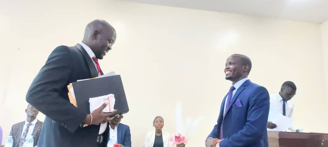AcholiStudents's tweet photo. #ASUpdate:
Rwot me AGUSA (@AcoliGulu), ladit Otukene Boniface tin omiyo tela bot wonkom manyen, Rwot Komakech William. Wapwoyo Otukene pi tic maber ki kwiri ma en onyutu bot lutino me @GuluVarsity ikara ma en tye idog tic.
Wa Lego Rwot Lubanga ogwok en maber ikare ducu๐ https://t.co/Sb1c6VSXla