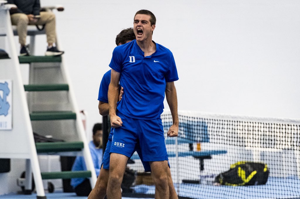 🔵🔵 CONNOR CLINCHES 🔵🔵

He defeats Poling 6-4, 2-6, 7-5!

Duke 4️⃣ - 2️⃣ North Carolina