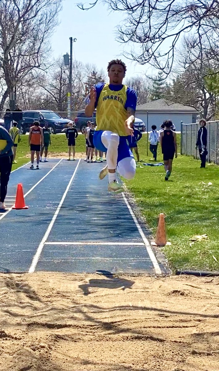 trackWTHS's tweet photo. Jaden Turner with some big time air. โ๏ธ๐ฅin the long jump with a PR mark and new school record 22โ7โ #BATON ๐๐๐ @JTurner004 @MileSplitIL @ILXCTF Currently IL #2. https://t.co/kfGY0X2uCT