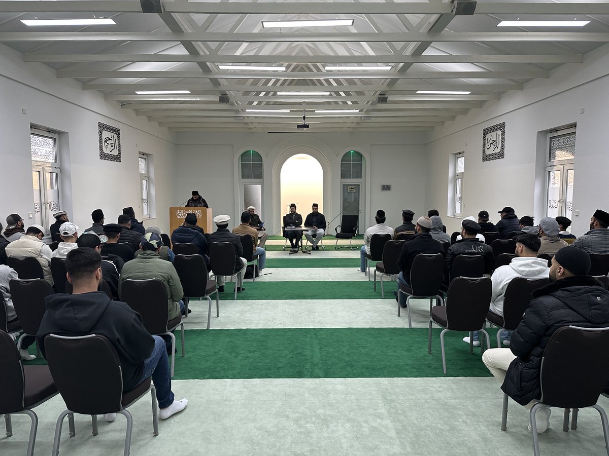 Die Region Nasir Bagh empfing Sadr Sahib MKAD 🇩🇪 und einige Mitglieder der Nationalen Amla zum Real Talk. Zahlreiche Khuddam nutzten die Gelegenheit und fanden sich dazu in der Bait-ul-Shakoor Moschee zusammen, um sich über das Thema Ehe und Eheleben auszutauschen.