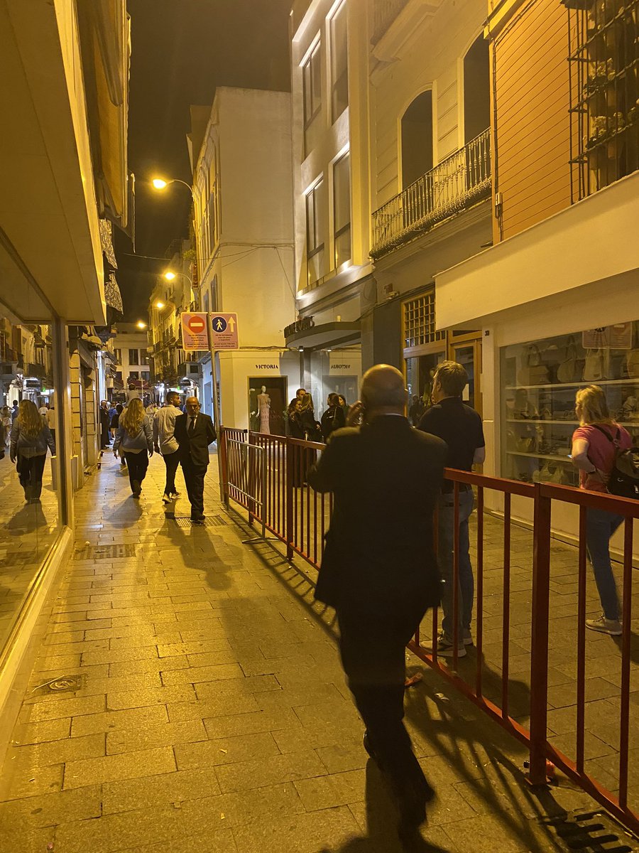 bonisobrino's tweet photo. ¡Vergonzoso! La @Hdad_Calvario transitando de vuelta por Cerrajería y Rioja y han tenido que retirar las vallas de paso los costaleros y auxiliares externos de la hermandad para poder pasar. @ElConsejoSev y @Ayto_Sevilla tendrán que dar explicaciones a este trato. @elllamadorcsr https://t.co/mLKzOSWV0N