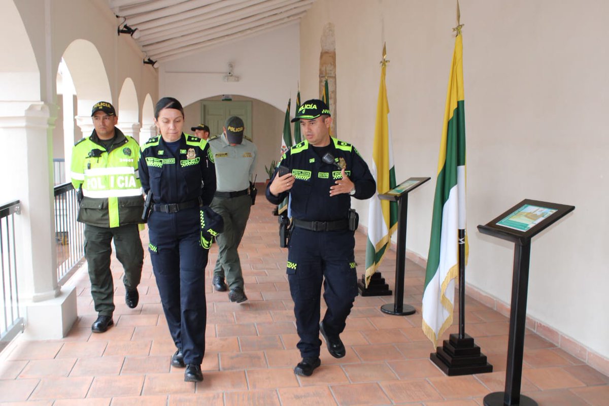 PoliciaMTunja's tweet photo. En desarrollo de sus labores de acompañamiento al servicio de policía de cara a la finalización de la #SemanaSantaPorLaVida, nuestra Subdirectora de @PoliciaColombia, BG. Yackeline Navarro Ordóñez, hace un recorrido por la historia de nuestro Claustro-museo Comando #METUN. https://t.co/qAhyBVkDxk