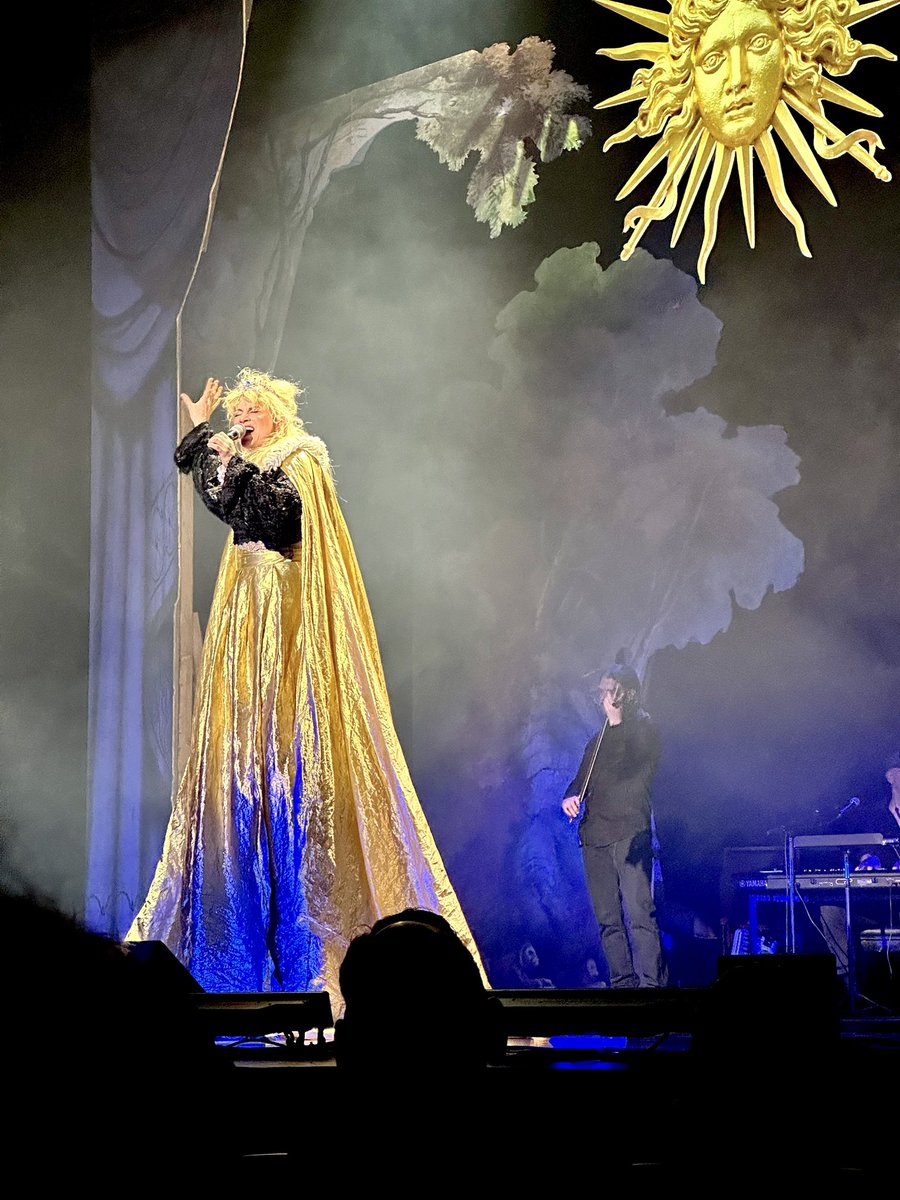 Je zou maar zo goed kunnen zingen! WoW wat een gave show van <a href="/tendamme/">Ellen ten Damme</a> , haar band en de fantastische dansers.
Mooie avond in Zwolle 💜