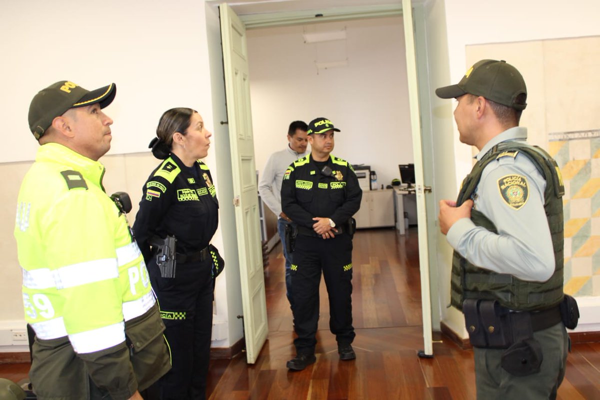 PoliciaMTunja's tweet photo. En desarrollo de sus labores de acompañamiento al servicio de policía de cara a la finalización de la #SemanaSantaPorLaVida, nuestra Subdirectora de @PoliciaColombia, BG. Yackeline Navarro Ordóñez, hace un recorrido por la historia de nuestro Claustro-museo Comando #METUN. https://t.co/qAhyBVkDxk