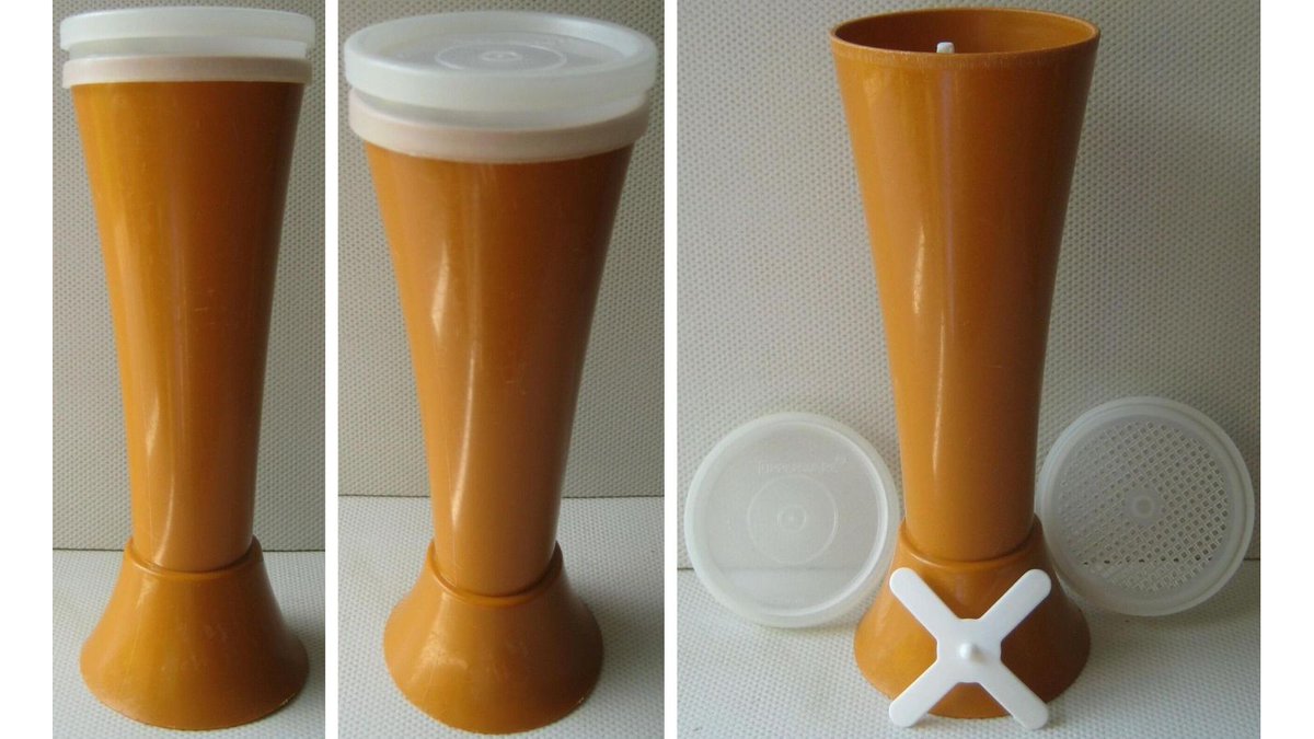 EverRotating's tweet photo. A vintage orange plastic Tupperware flour/icing sugar/cocoa mill sifter sprinkler. 🧡

🛒 https://t.co/nv2DfTXSPm

#Vintage #Tupperware #VintageTupperware #Shakermaker #eBay https://t.co/kDorcZqQz2