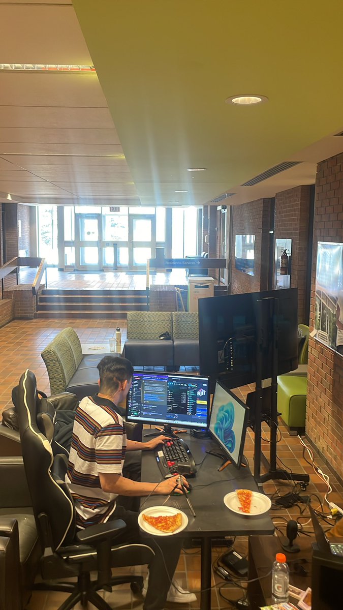 ProCasterRob's tweet image. Crazy set-up for the Lancer Gaming stream today!

Come out and support.

📍 Vanier Hall

#LancerGaming