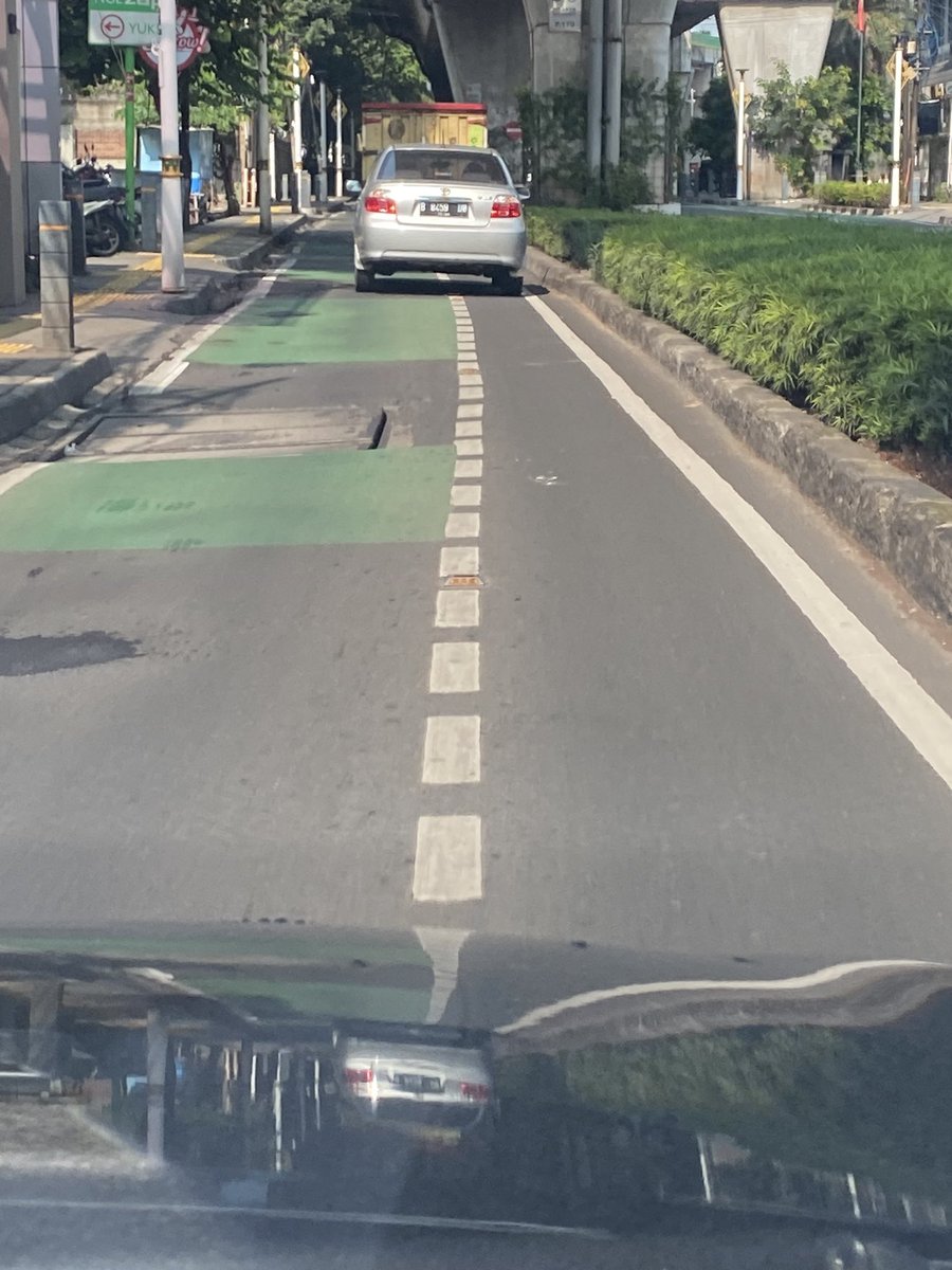 noperdi's tweet photo. Yg ini malah gak masuk logika.. Jalur sepeda bs lebih besar drpd jalur mobil.. Knp hrs dipaksakan sih?? Keren @DKIJakarta 👏🏻🤭👏🏻 https://t.co/Xgm6o2xL19