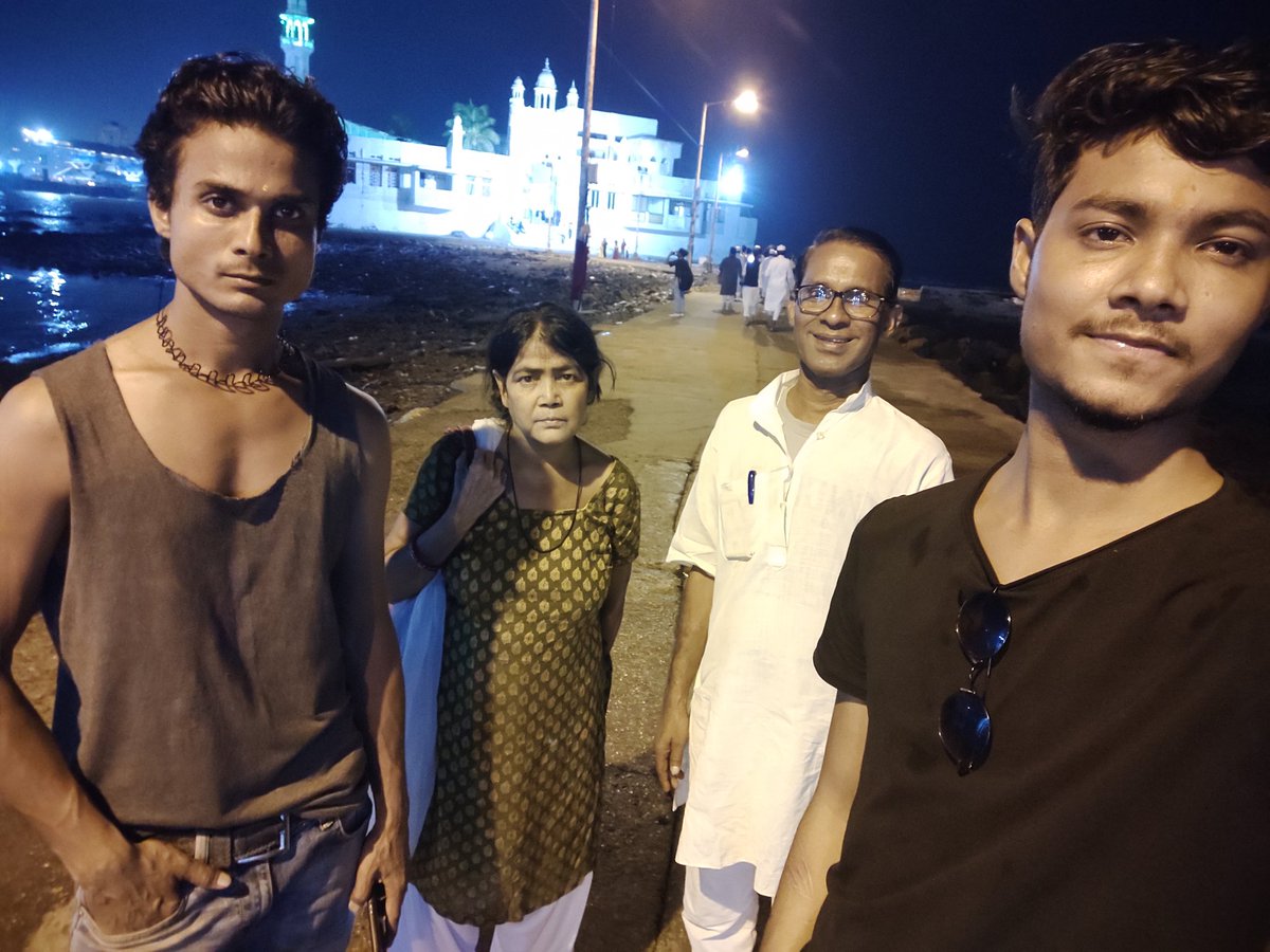 ModlerVicky1995's tweet photo. Haji Ali Dargah 🤲 🕌🏰
 #ModlerVicky 👏🕉️🚩
वो छोटी-छोटी खुशियां जो आप खुद जीते हैं एक छोटी सी खुशी अपने मां-बाप को देने की कोशिश करें. 💖🥀🇮🇳
#hajialidargah  #hajiali #hajialidargah🏰 #FamilyTime #Mumbaikar #Maharashtra #Mumbai #grantroad #Jharkhand #Dhanbad #Jharia #familytrip https://t.co/nzv9PzLAb1