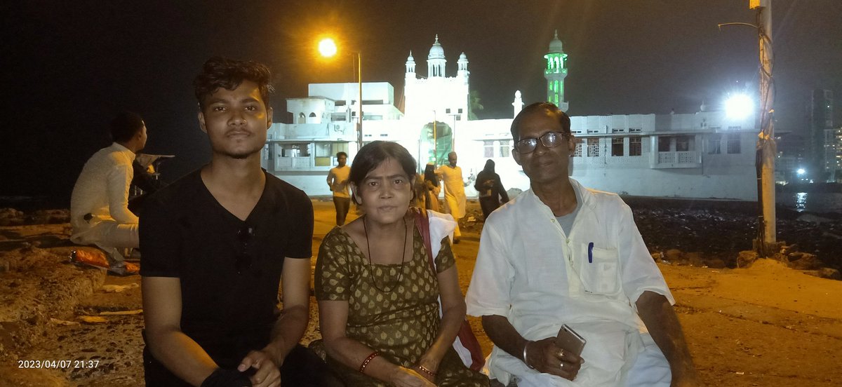 ModlerVicky1995's tweet photo. Haji Ali Dargah 🤲 🕌🏰
 #ModlerVicky 👏🕉️🚩
वो छोटी-छोटी खुशियां जो आप खुद जीते हैं एक छोटी सी खुशी अपने मां-बाप को देने की कोशिश करें. 💖🥀🇮🇳
#hajialidargah  #hajiali #hajialidargah🏰 #FamilyTime #Mumbaikar #Maharashtra #Mumbai #grantroad #Jharkhand #Dhanbad #Jharia #familytrip https://t.co/nzv9PzLAb1
