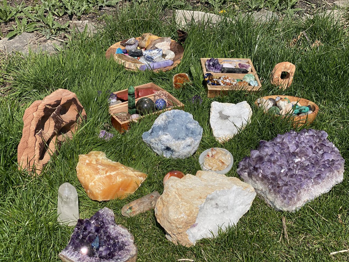 GoldenSun_777's tweet photo. Charging some crystals, you have to give to receive… 

☀️ ☀️ ☀️ 

#crystals #amethyst #carnelian #bluecalcite #citrine #nature #sandstone #apetite #quartz #malachite #sunenergy #lion #eyestosee #love #goodvibes #grounding https://t.co/E78Apa5YOg