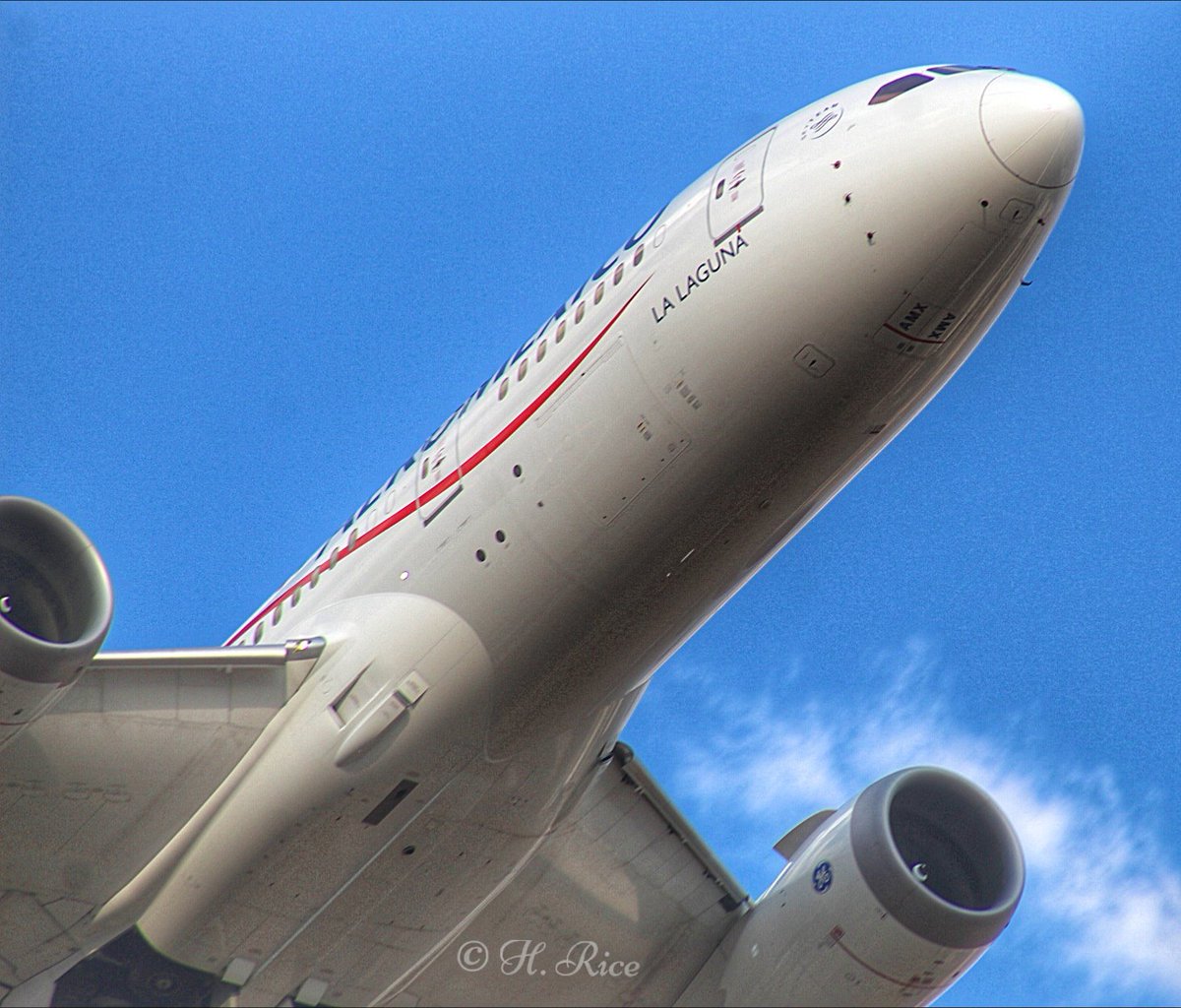 Hoy es #Sabado y por eso les traigo un acercamiento de uno de los #dreamliner de @Aeromexico en su despegue por la 23L del @AICM_mx  . No es hermoso? 😍🛫 #SabadoDeGloria #SabadoSanto2023  #AvGeek #avgeeks #aviation #aviationlovers #aviationphotography