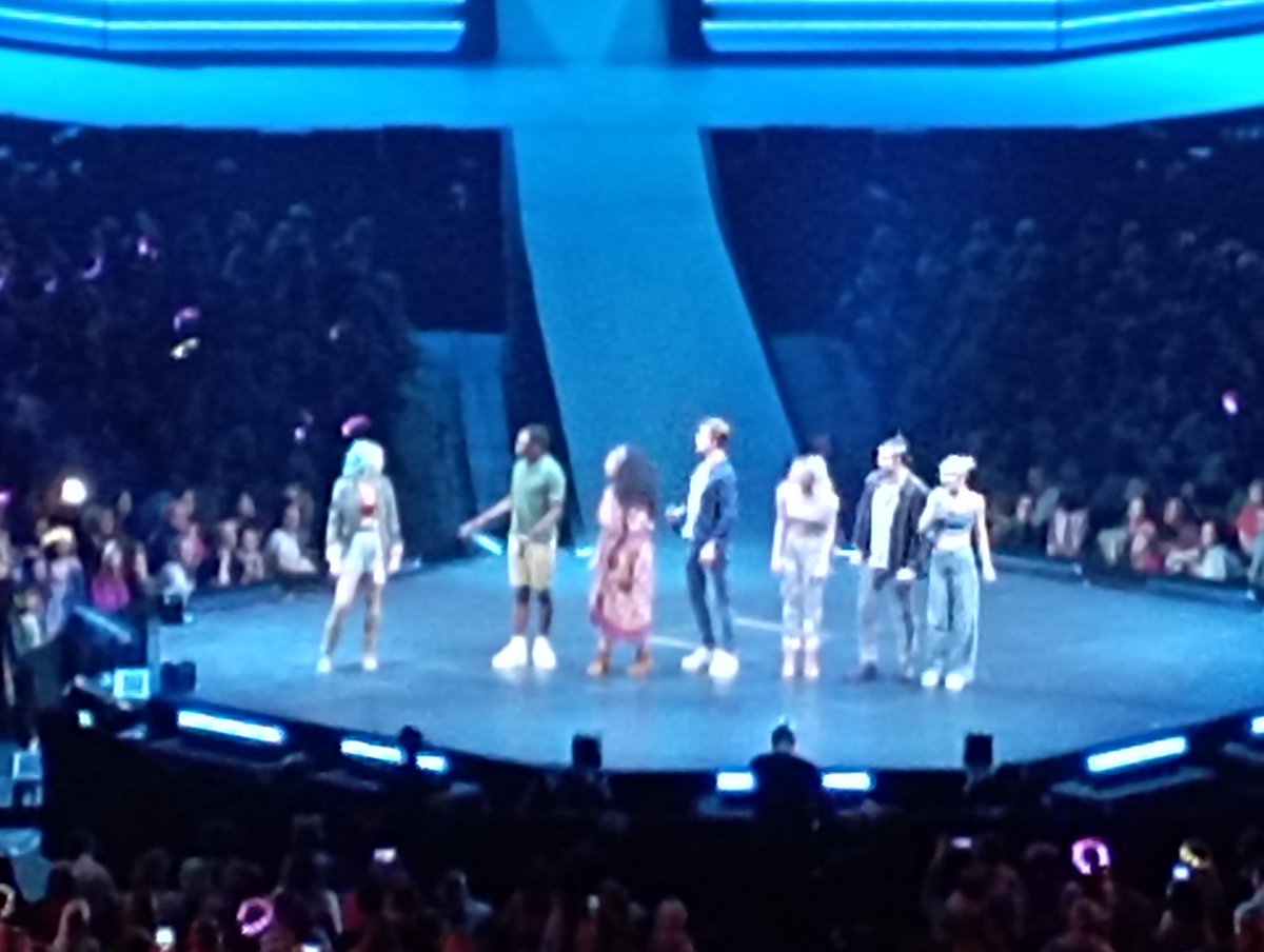 allesvergeten's tweet photo. Pfff eerste en laatste keer dat ik deze toppers gezien heb💔🥺
#likemeinconcert #likeme @dhont_camille @ThijsPommelien @Franschustr @sportpaleis https://t.co/sMr9YV6cx6