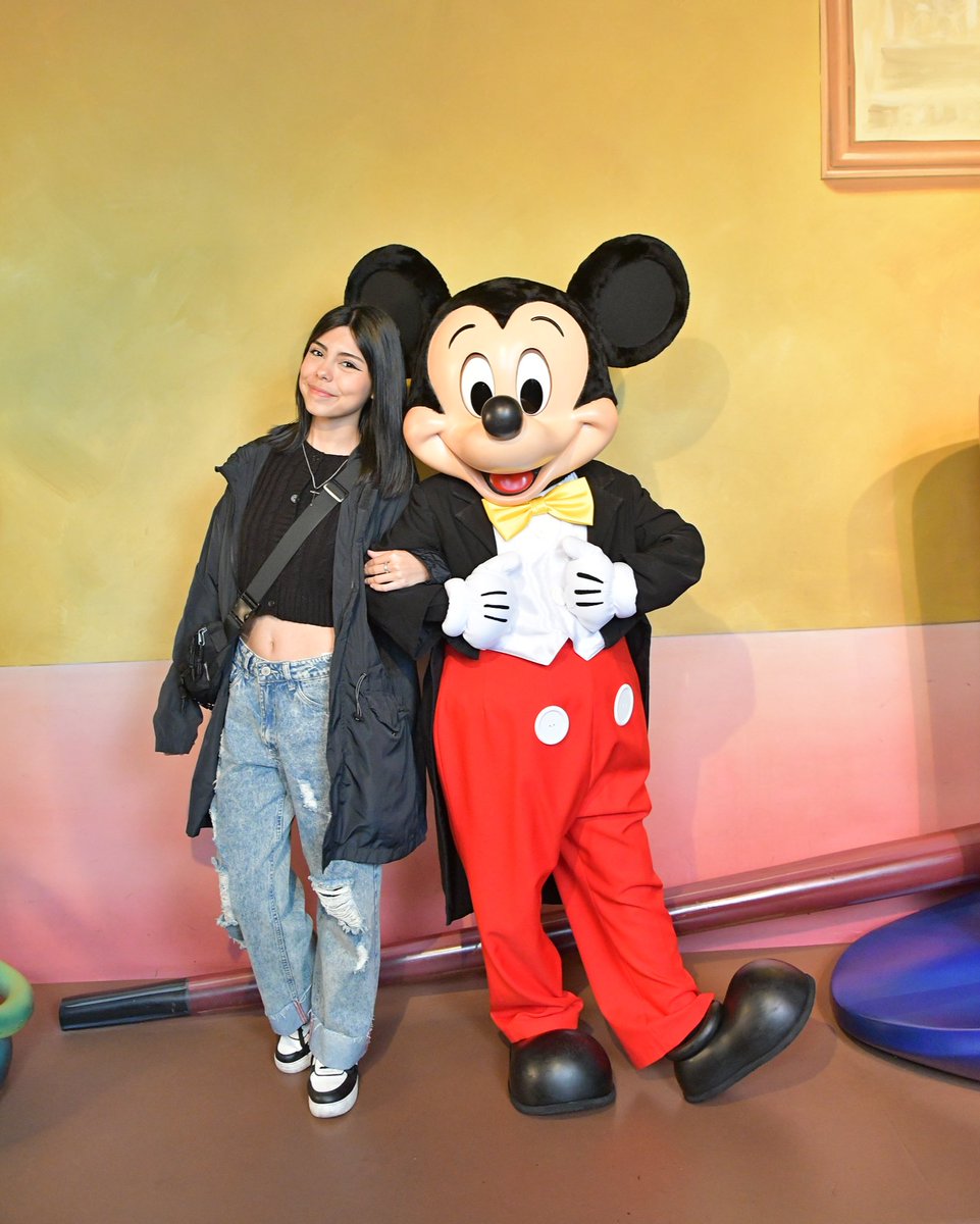 ErikaSenpaii's tweet photo. TENGO UNA FOTO CON MICKEY MOUSE 🥹❤️feli feli pero muy feli ✨
#Disney #Disneyland #Disney100 https://t.co/QnWSJVsQtc