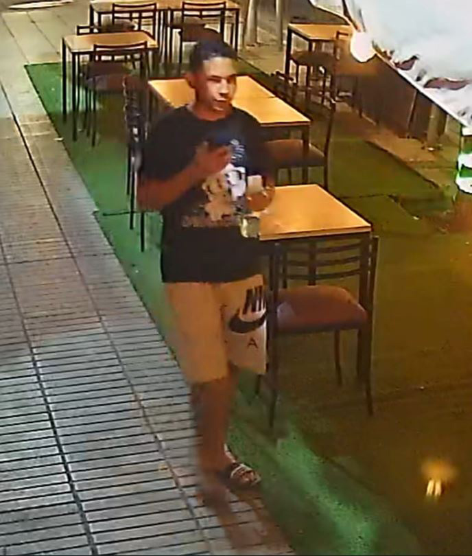 Homicidio Cabo 1º Daniel Palma Yáñez: La <a href="/FRCentroNorte/">Fiscalía CentroNorte</a> comparte la imagen de un tercer sujeto de interés para la investigación. Se agradece a la comunidad la entrega de antecedentes que permitan su identificación y ubicación.