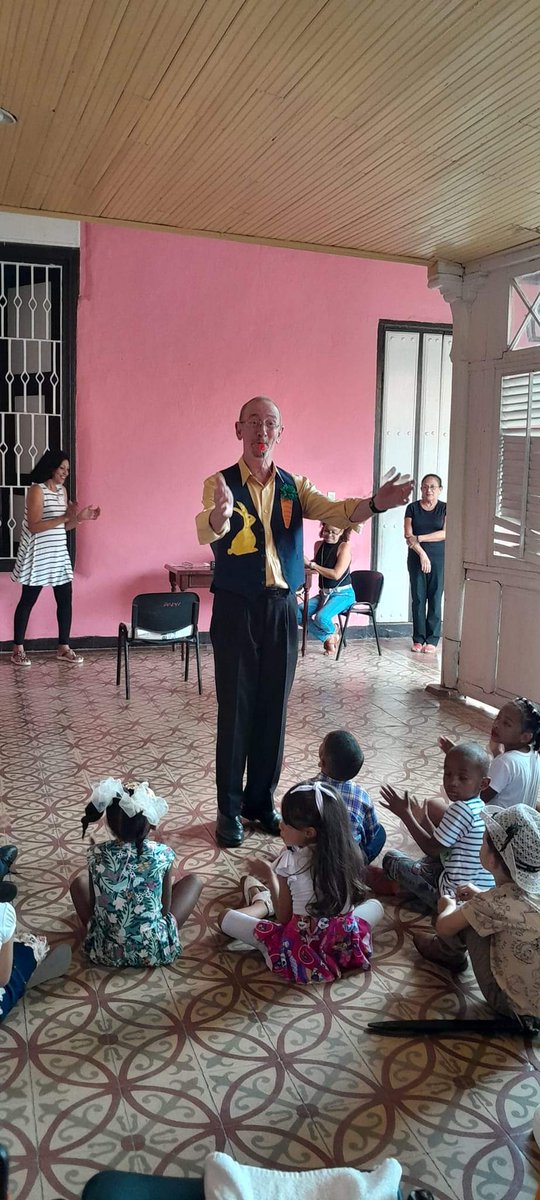 StgoEscena's tweet photo. Memorial Vilma Espín se convierte en escenario de celebración a propósito de la creación de los Círculos Infantiles, fecha que se conmemora cada 10 de abril.El  Mago Gascó llena de magia y fantasía la cita.
#artesescénicasstgo
#variedadesSantiago https://t.co/EUuqNzUHHu