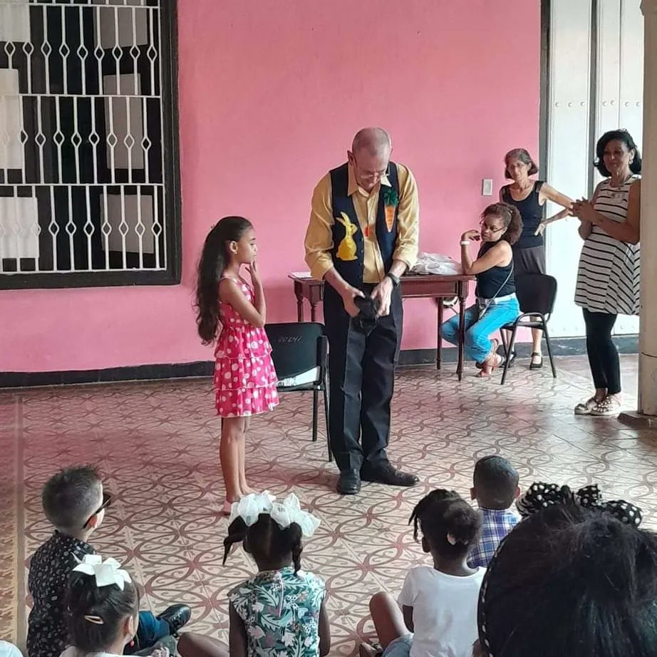 StgoEscena's tweet photo. Memorial Vilma Espín se convierte en escenario de celebración a propósito de la creación de los Círculos Infantiles, fecha que se conmemora cada 10 de abril.El  Mago Gascó llena de magia y fantasía la cita.
#artesescénicasstgo
#variedadesSantiago https://t.co/EUuqNzUHHu