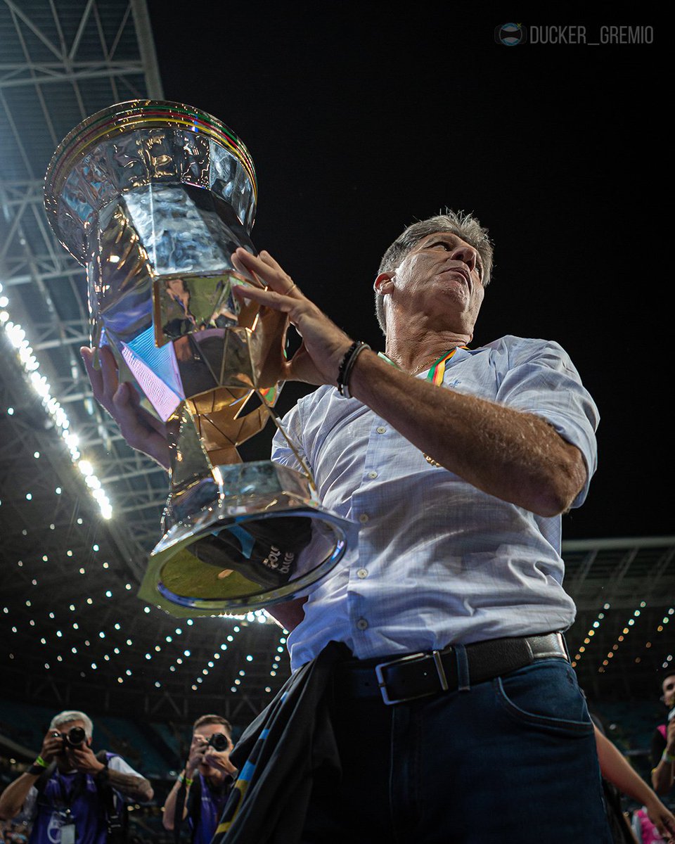Ducker_Gremio's tweet photo. Deve ser difícil a vida de quem não gosta deste cidadão.

Mais um caneco.

🏆🏆🏆🏆🏆🏆 https://t.co/go5lOLimRL