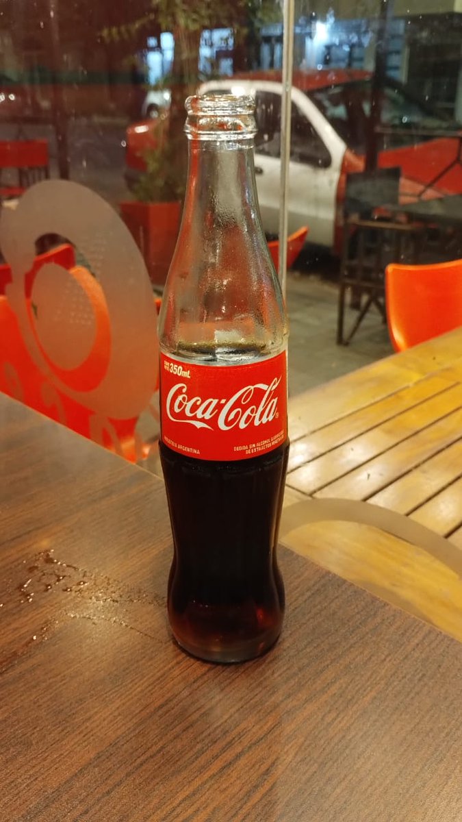 FunesMilito's tweet photo. Coca re contra fría y en envase de vidrio, súper producto. https://t.co/zT12JXm046