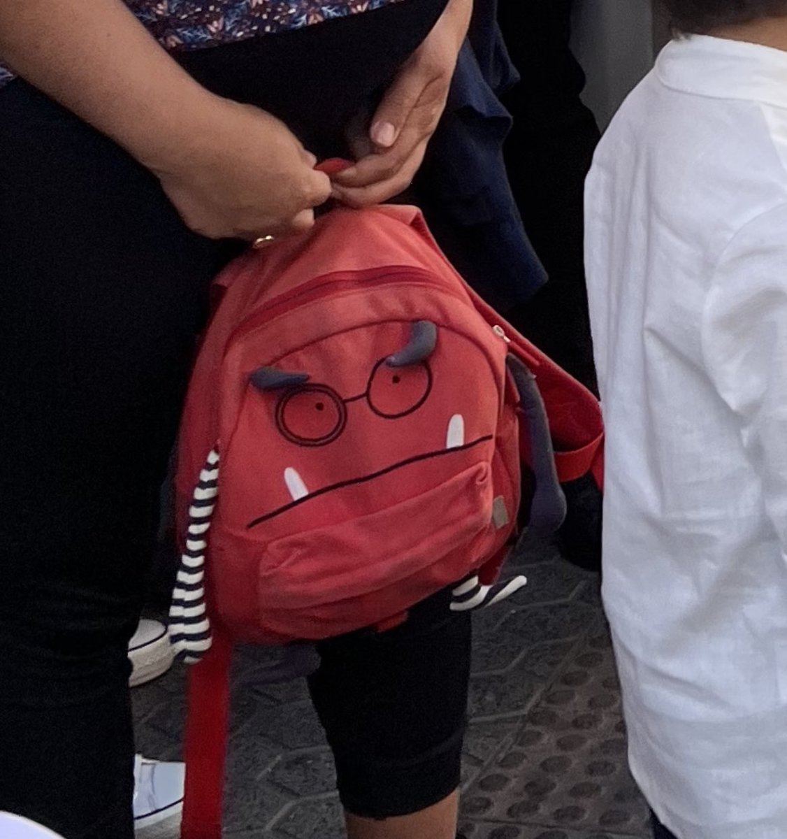 Al volver del Sabado Santo se nos ha quedado  olvidada en la linea 13 de TUSSAM la mochila de mi hijo. Dentro había su bola de cera, estampitas y caramelos, pero esa mochila le acompaña desde que tiene uso de razón y esta muy unido a ella. Si la localizáis por favor avisadme.