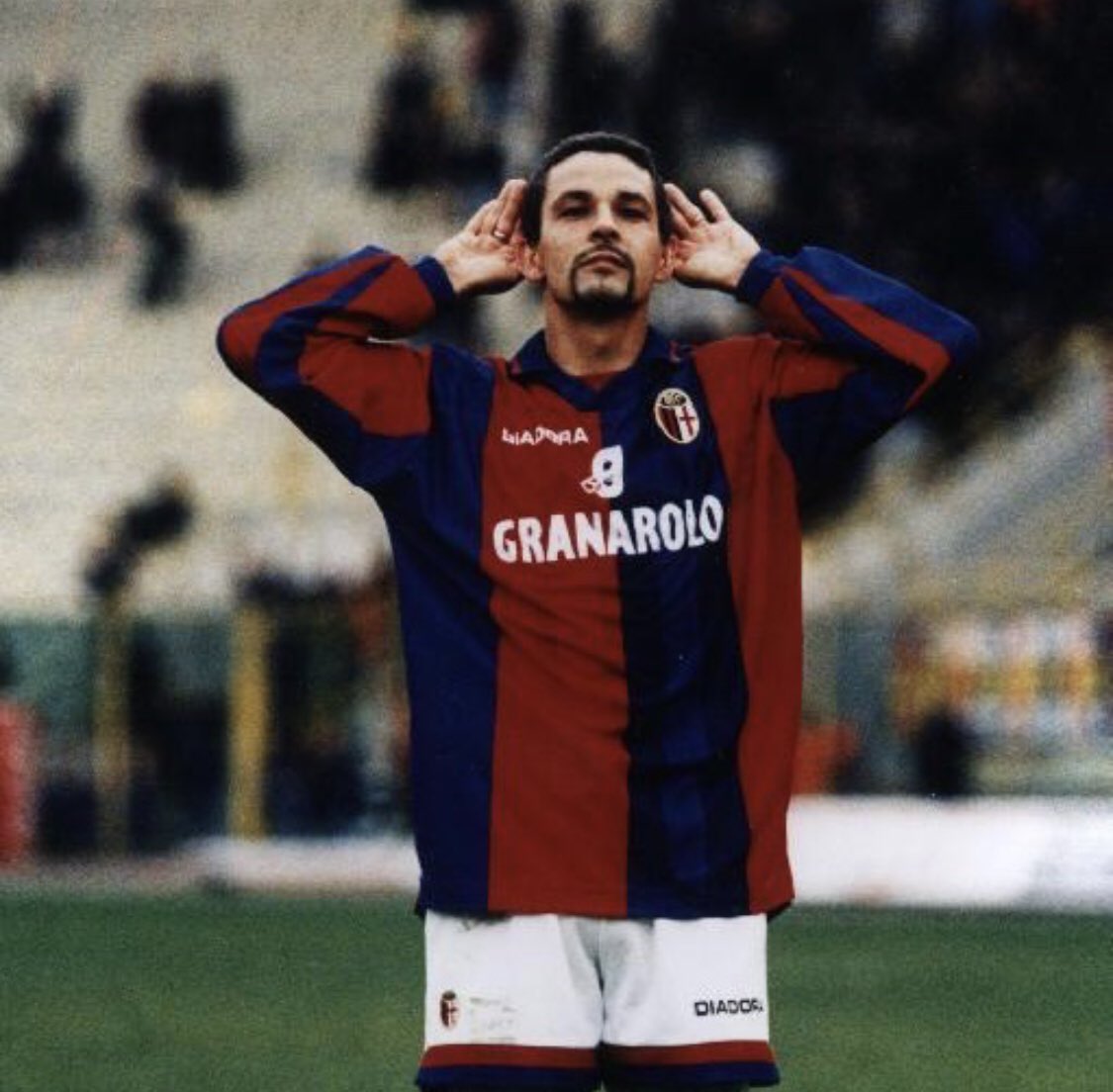 sebaverardi's tweet photo. @brunoacanfora El primero de todos fue “Il divin Codino” el gran Roberto Baggio en Bologna. Te lo dice un hincha de Boca y la Roma. Abrazo Bruno. https://t.co/g384EJegtL