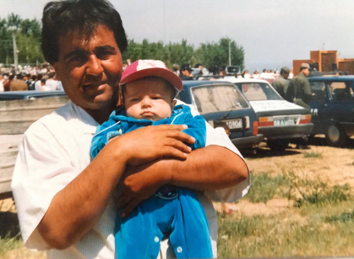 "Gurbet ellerinde bir yetim gibi
Ellerin koynunda bıraktın kader.."