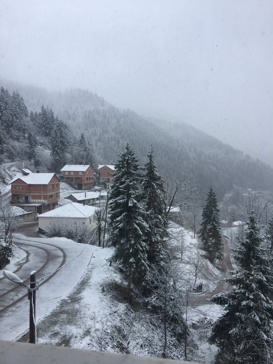 Nesrintk61's tweet photo. Bizim köy günde iki mevsim yaşatıyor ❄️🌝 https://t.co/5O41uAhUnA