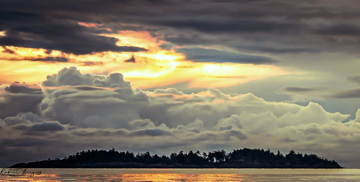 ☔️With a stormy #EasterSunday ahead for much of #VancouverIsland, today’s weather photo is this foreboding shot of the sunrise at Rathtrevor. I’ll have the latest rainfall estimates on <a href="/CHEK_News/">CHEK News</a> at 5. 

📷 Bob Burgess
<a href="/CHEK_media/">CHEK</a> #ShareYourWeather #BCwx