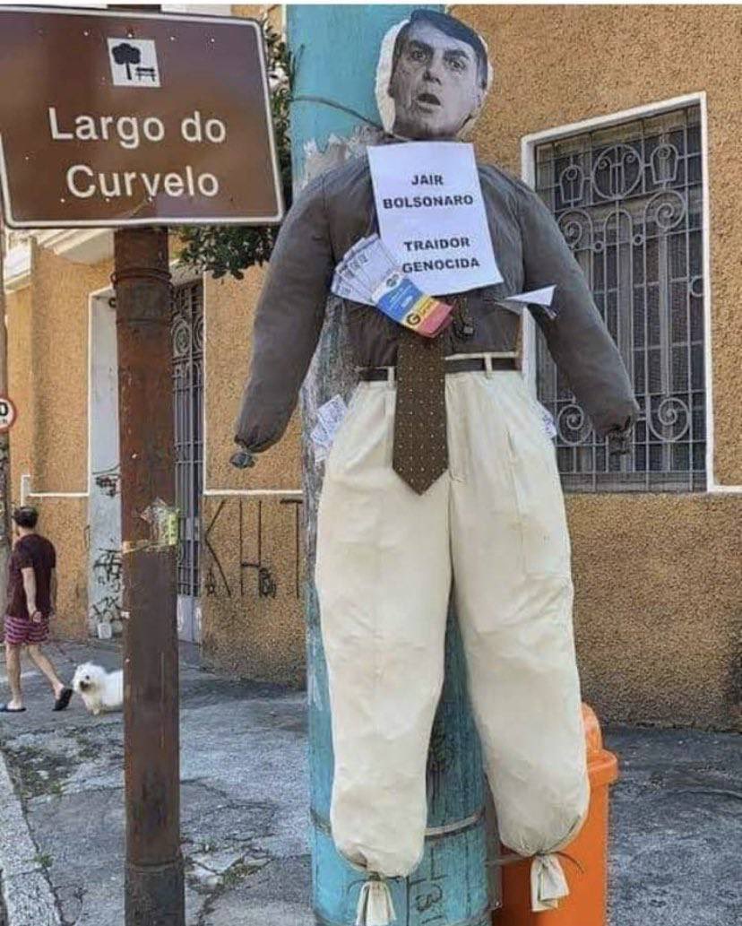 Não esqueçam hoje de malhar o genoc... quer dizer, o Judas.